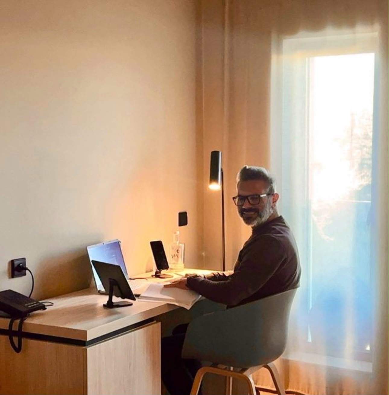 Alexis Hidalgo Maldonado trabajando en su espacio de estudio